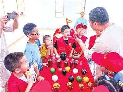 走进中医非遗展示馆参观学习