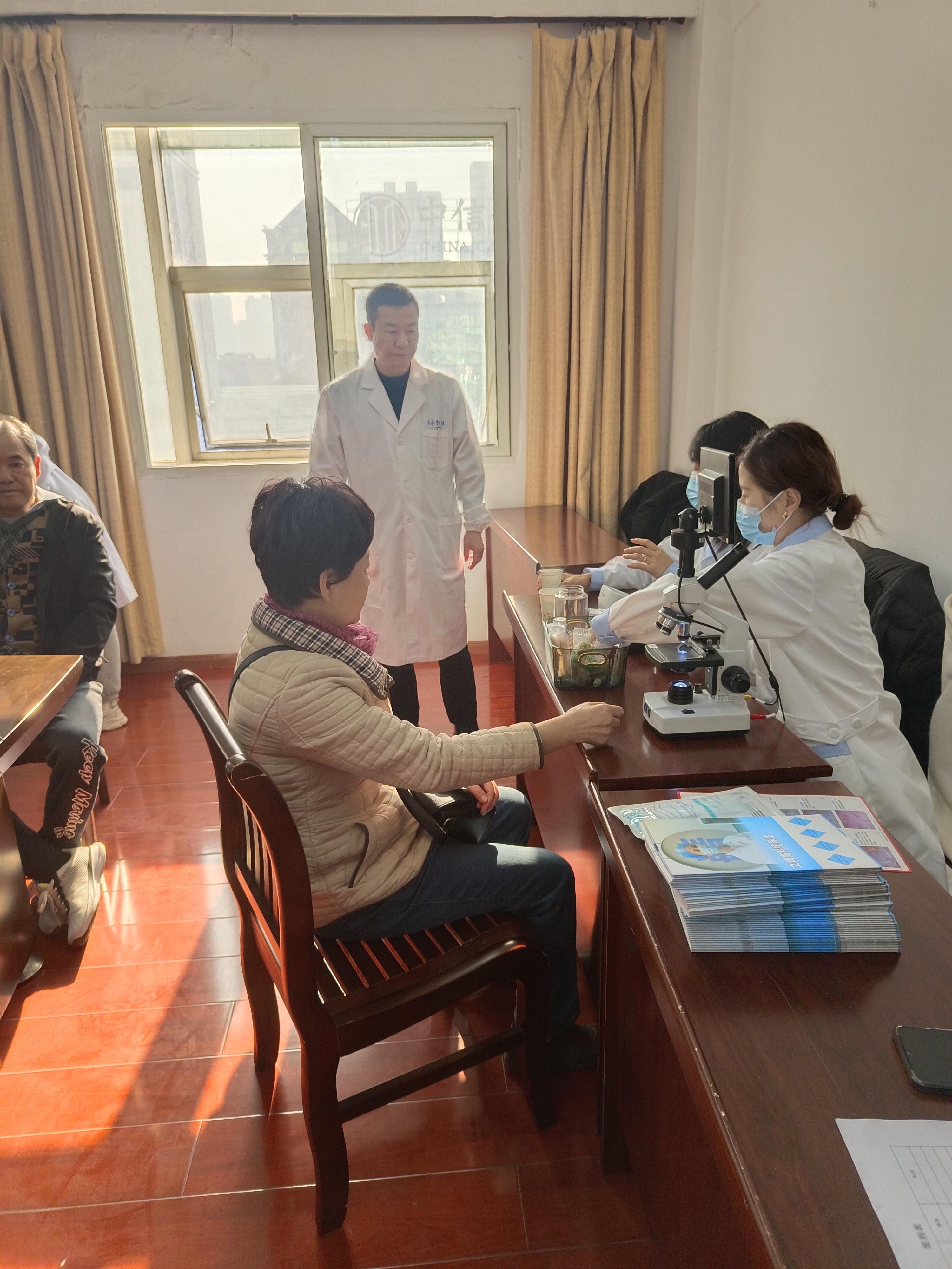 杏永堂走进九江电视台，为市民提供义诊服务